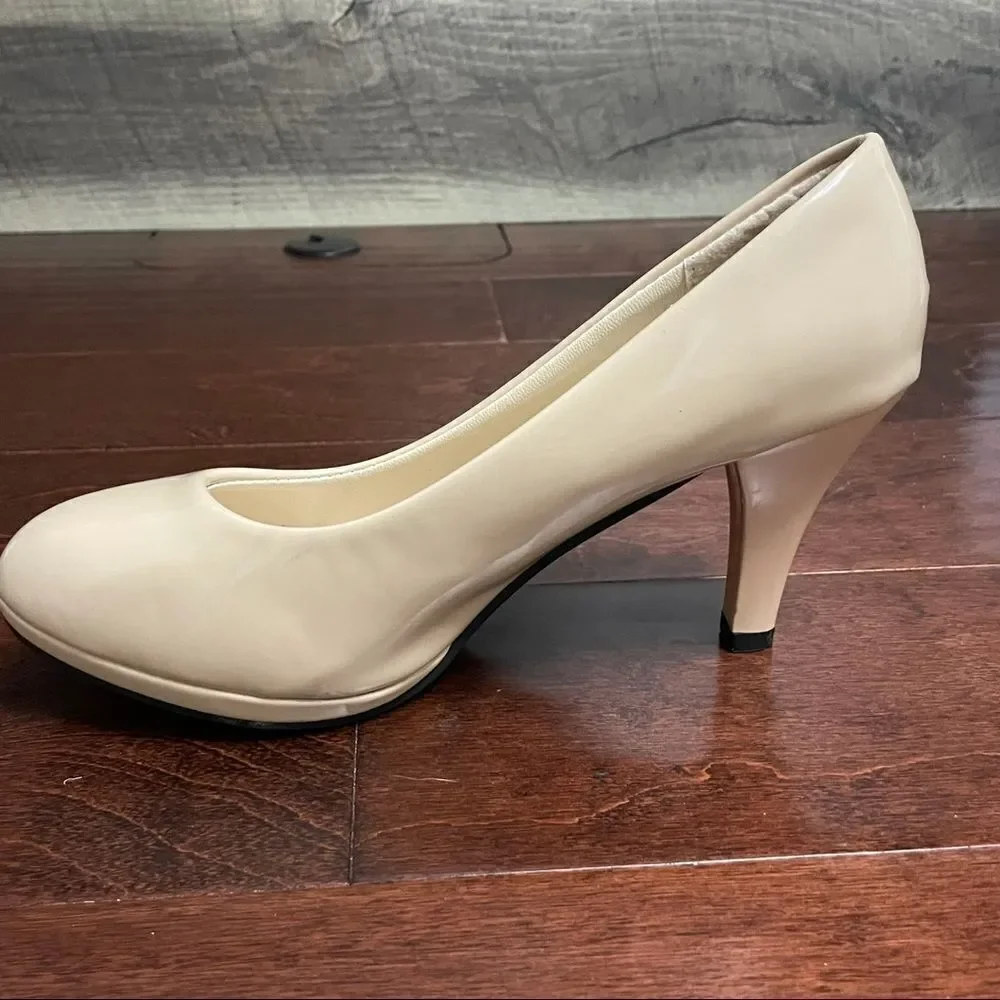 Shishang Jinzi Closed Toe Pump Shoe Beige Size 40 euro US 8.5